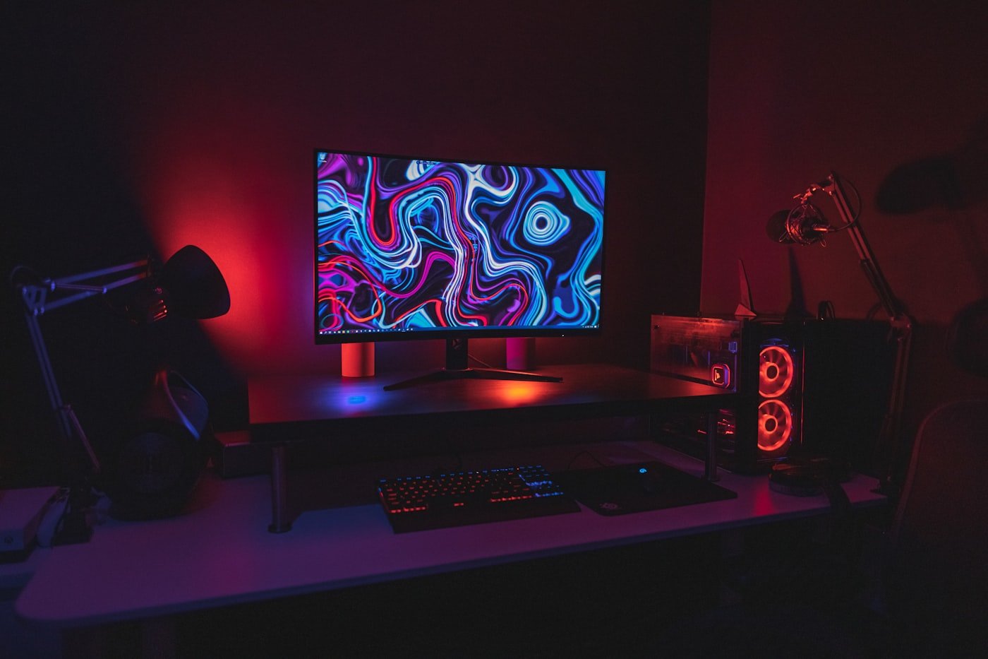 Escritorio con monitor y computador de escritorio encendidos
