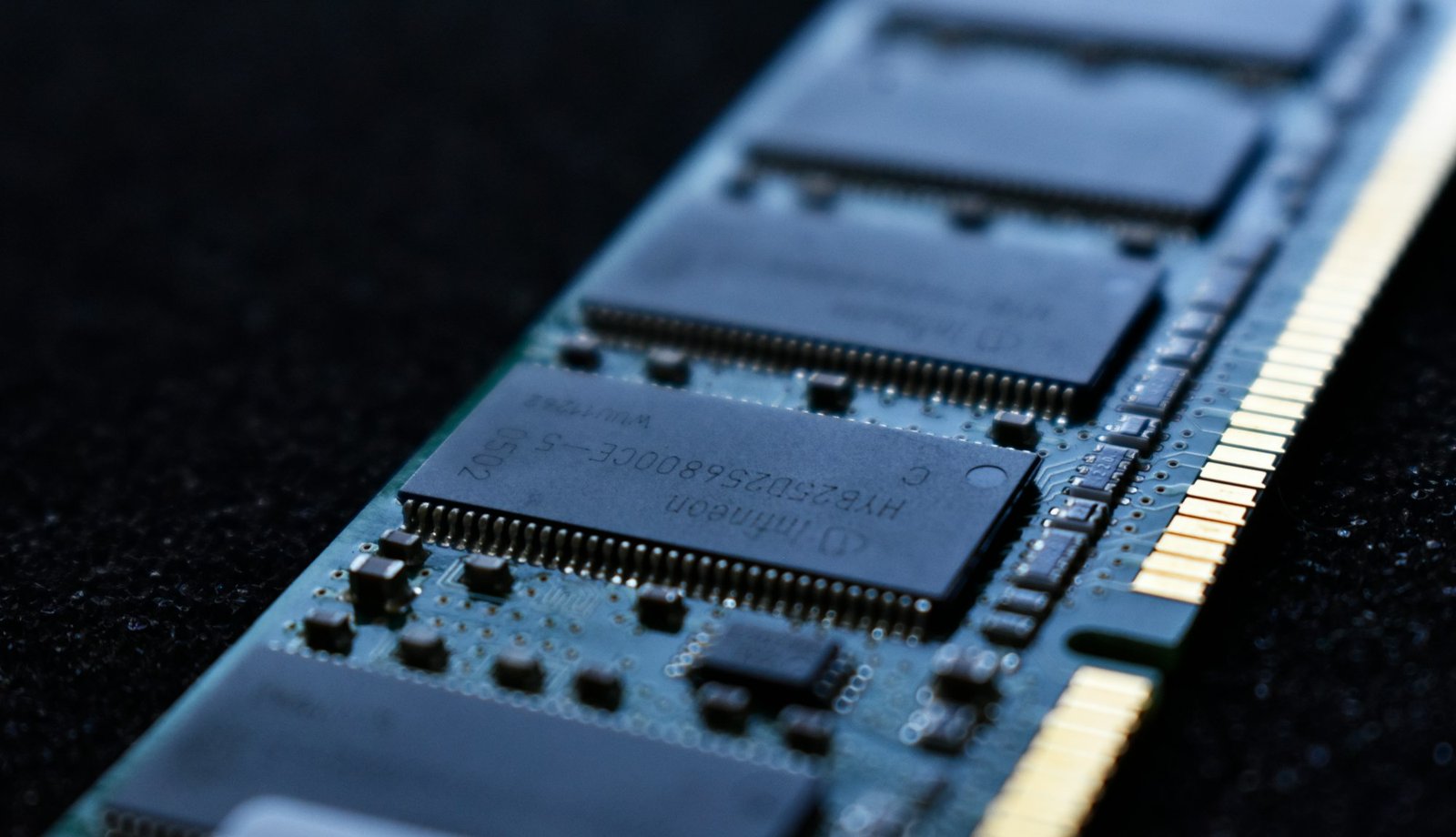 Módulo de memoria RAM en primer plano sobre una superficie oscura